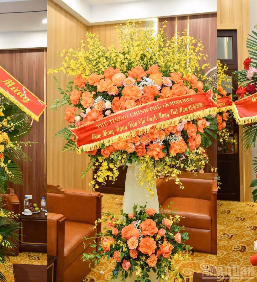 Lãnh đạo Đảng, Nhà nước đã gửi lẵng hoa chúc mừng Báo Nhân Dân nhân kỷ niệm 101 năm Ngày Báo chí Cách mạng Việt Nam.