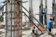 Công nhân đang thi công một công trình xây dựng trên địa bàn Thành phố Hồ Chí Minh. 