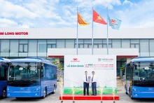 Đại diện hai doanh nghiệp làm lễ bàn giao xe thương hiệu Kim Long (Ảnh: Ban tổ chức cung cấp)