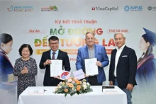 Đại diện các đơn vị ký kết hỗ trợ nữ sinh người dân tộc trong giai đoạn mới.