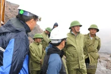 Tổng Giám đốc TKV Vũ Anh Tuấn (thứ 2 từ phải sang) kiểm tra công tác ứng phó bão số 3 tại các đơn vị khai thác than vùng Quảng Ninh.