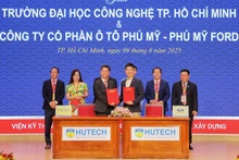 Đại diện HUTECH và doanh nghiệp ký kết hợp tác đào tạo nguồn nhân lực.