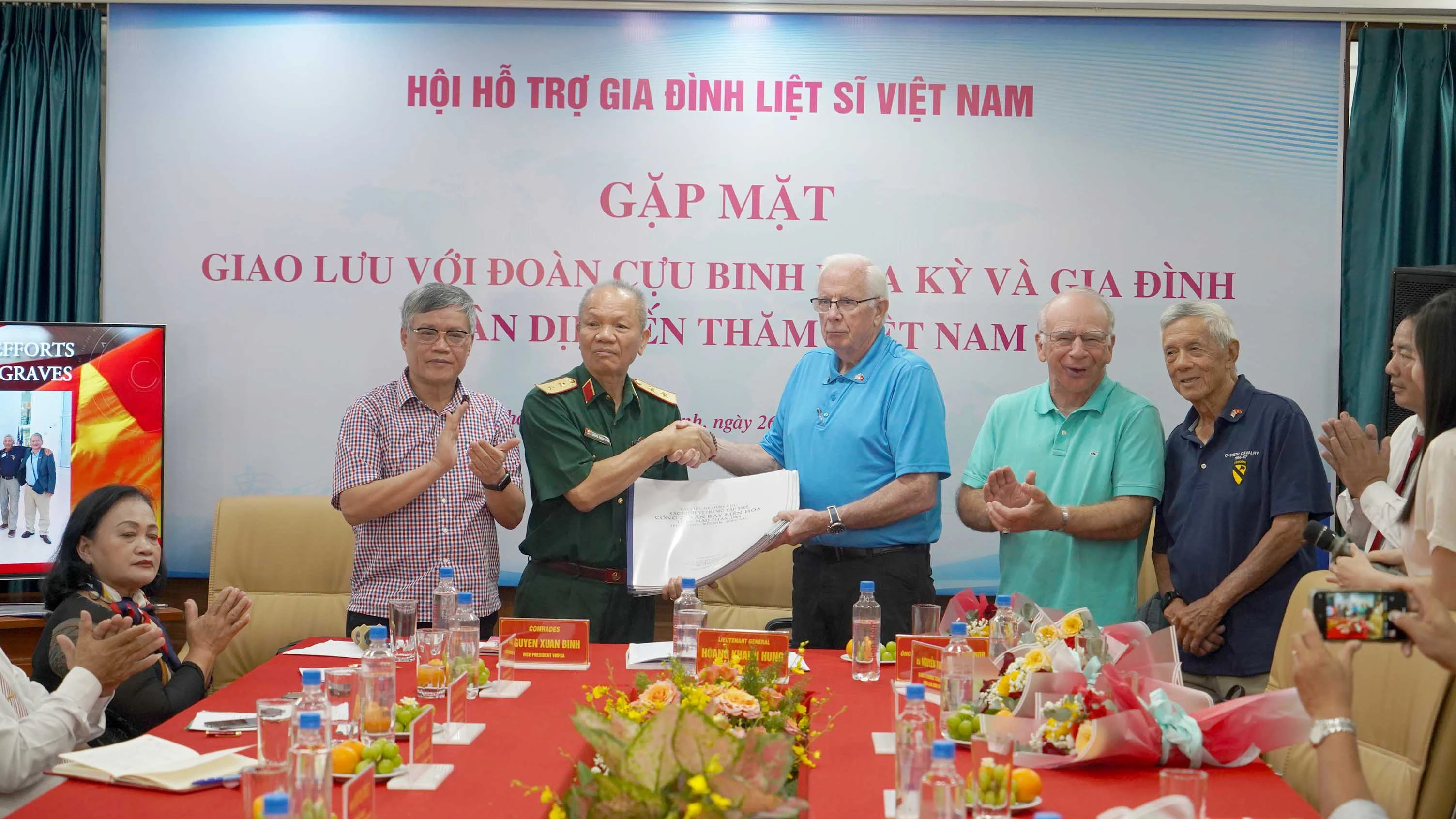 Đoàn cựu binh Hoa Kỳ trao 20 bộ hồ sơ cho các cơ quan chức năng Việt Nam.