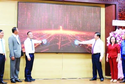 Các đại biểu bấm nút ra mắt Trang thông tin điện tử Mặt trận Tổ quốc Việt Nam tỉnh Đắk Lắk. (Ảnh CÔNG LÝ)