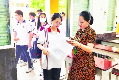 Học sinh Thành phố Hồ Chí Minh làm thủ tục thi tốt nghiệp trung học phổ thông năm 2024.