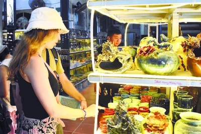  Khách du lịch tham quan tại làng gốm Thanh Hà, thành phố Đà Nẵng.