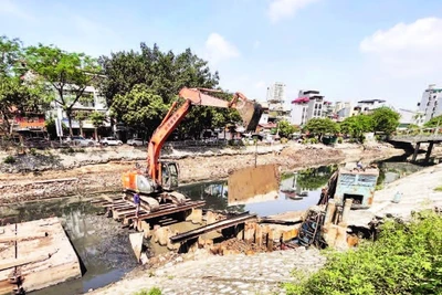 Việc cải tạo sông Tô Lịch đang được các đơn vị thi công khẩn trương.
