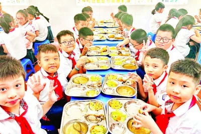 Bữa ăn bán trú của học sinh Trường tiểu học Thăng Long, phường Hoàn Kiếm. (Ảnh ĐĂNG ANH)