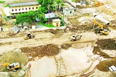 Công trường thi công cầu Tứ Liên. (Ảnh QUANG THÁI)