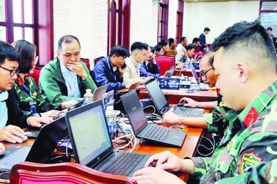 Thành viên các Đội ứng cứu sự cố an toàn thông tin mạng tỉnh Lâm Đồng xử lý sự cố trên không gian mạng tại chương trình tập huấn.