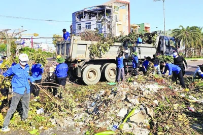 Thanh niên tình nguyện ra quân dọn dẹp rác thải sau đợt bão lũ vừa qua.