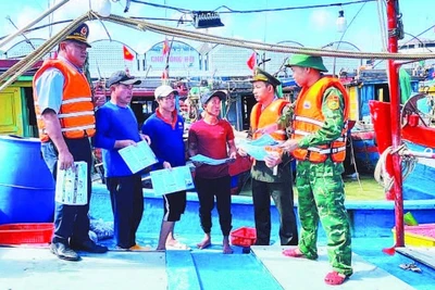 Lực lượng chức năng Quảng Trị tuyên truyền chống khai thác IUU cho ngư dân.