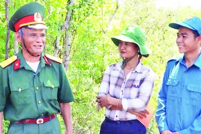 Chị Điểu Thị Prợt, cán bộ xã Cát Tiên 3, tỉnh Lâm Đồng trao đổi công việc cùng cựu chiến binh xã.