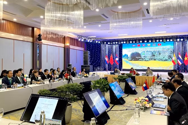 Quang cảnh phiên họp.