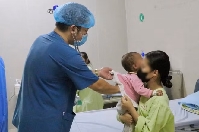 Bệnh nhi Đ.L.B.A, 15 tháng tuổi được bác sĩ thăm khám sau quá trình hồi phục, sức khỏe đã dần ổn định.