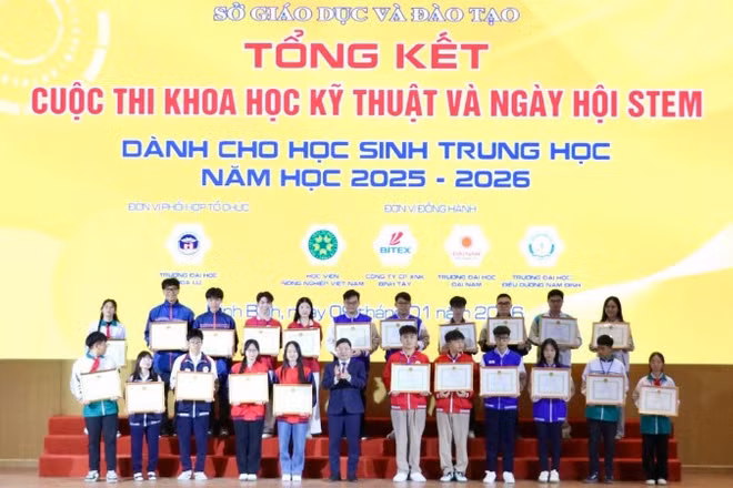 Đồng chí Nguyễn Tiến Dũng, Giám đốc Sở Giáo dục và Đào tạo tỉnh Ninh Bình trao giải Nhất cho các dự án.