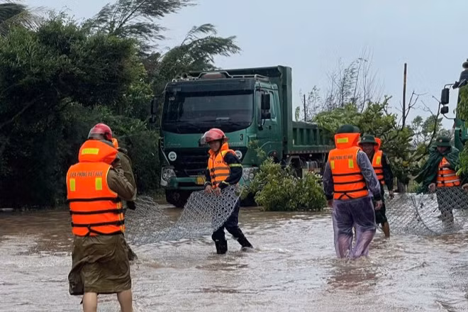 Lực lượng Công an tỉnh Ninh Bình triển khai quyết liệt các biện pháp phòng, chống, ứng phó, hỗ trợ, giúp đỡ nhân dân khắc phục hậu quả cơn bão số 10.
