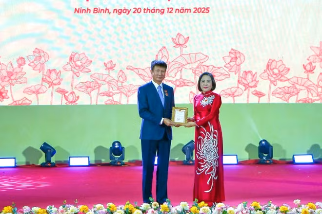 Phó Chủ tịch Quốc hội Nguyễn Thị Thanh trao Kỷ niệm chương của Ủy ban Thường vụ Quốc hội vì sự nghiệp xây dựng Quốc hội Việt Nam cho Chủ tịch Ủy ban nhân dân tỉnh Ninh Bình Trần Huy Tuấn.