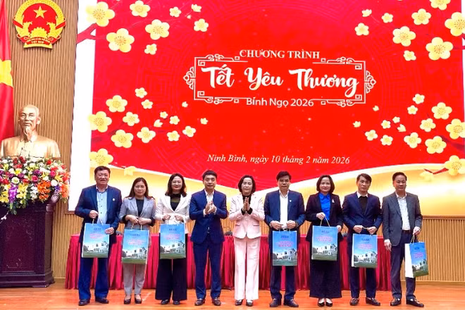 Phó Chủ tịch Quốc hội Nguyễn Thị Thanh trao 1.564 suất quà tặng các gia đình chính sách, hộ nghèo, người có hoàn cảnh khó khăn thông qua Ủy ban Mặt trận Tổ quốc tỉnh, các tổ chức chính trị-xã hội, hội đặc thù của tỉnh Ninh Bình.
