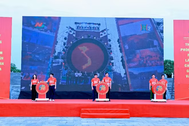 Các đồng chí lãnh đạo, đại diện các lực lượng tham gia Lễ mít tinh tại điểm cầu tỉnh Ninh Bình thực hiện nghi thức chung tay hưởng ứng.