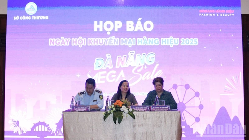 Họp báo thông tin về Ngày hội khuyến mại hàng hiệu.
