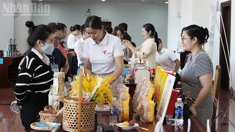 Các sản phẩm OCOP được trưng bày, giới thiệu tại hội nghị.
