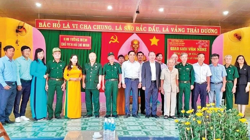 Cụ Bùi Xuân Phước (thứ sáu từ phải qua) với khách tham quan khu tưởng niệm. (Ảnh: gia đình cung cấp)