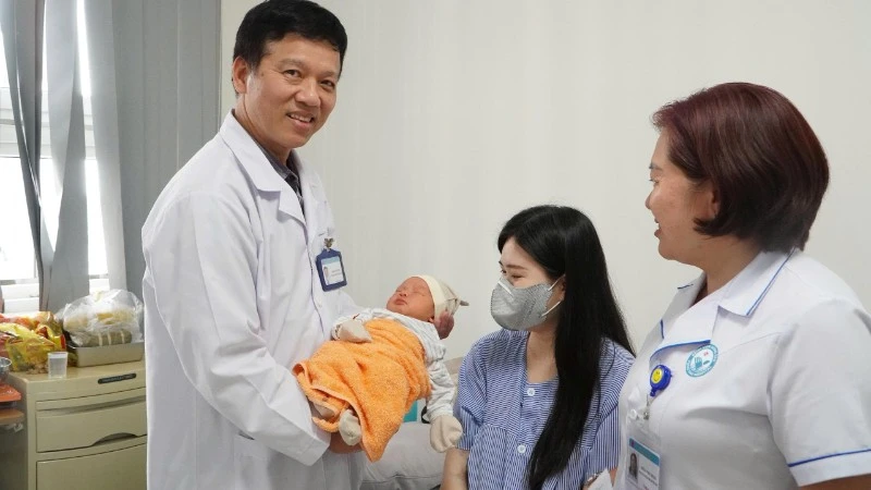 Bác sĩ, nhân viên y tế Bệnh viện đa khoa Vũng Tàu và sản phụ cùng em bé mới sinh.