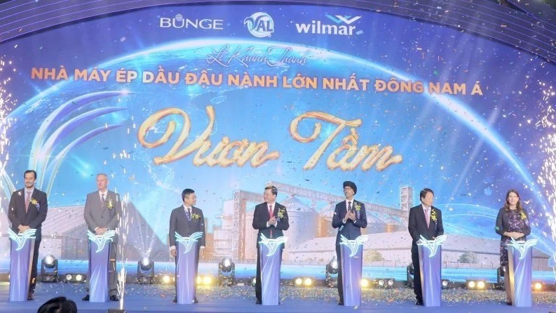 Các đại biểu thực hiện nghi thức khánh thành dây chuyền ép dầu đậu nành số 2 tại Khu công nghiệp Phú Mỹ 1.