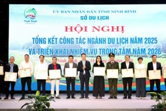 Đồng chí Bùi Văn Mạnh, Giám đốc Sở Du lịch tỉnh trao Giấy khen cho các cá nhân có thành tích xuất sắc trong công tác tuyên truyền về du lịch Ninh Bình.