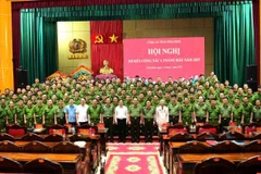 Các đồng chí lãnh đạo Bộ Công an, lãnh đạo tỉnh Ninh Bình chụp ảnh lưu niệm cùng cán bộ chiến sĩ Công an tỉnh Ninh Bình. (Ảnh: THANH THUỶ)