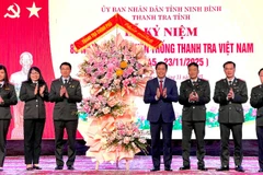 Đồng chí Dương Quốc Huy, Phó Tổng Thanh tra Chính phủ, tặng hoa chúc mừng Thanh tra tỉnh Ninh Bình.