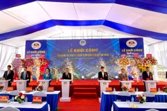 Các đại biểu bấm nút khởi công cụm công nghiệp Hợp Hưng.