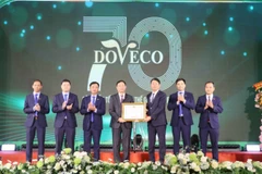 Lãnh đạo tỉnh Ninh Bình trao Bằng khen cho tập thể Công ty DOVECO.