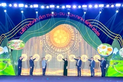 Các đại biểu thực hiện nghi thức bấm nút khai mạc liên hoan ẩm thực-du lịch Ninh Bình năm 2025.
