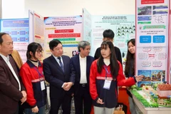 Các đại biểu tham quan sản phẩm dự thi. 