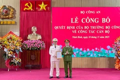 Lãnh đạo Bộ Công an trao Quyết định điều động, bổ nhiệm đồng chí Thượng tá Cù Quốc Thắng giữ chức Giám đốc Công an tỉnh Ninh Bình.