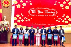 Phó Chủ tịch Quốc hội Nguyễn Thị Thanh trao 1.564 suất quà tặng các gia đình chính sách, hộ nghèo, người có hoàn cảnh khó khăn thông qua Ủy ban Mặt trận Tổ quốc tỉnh, các tổ chức chính trị-xã hội, hội đặc thù của tỉnh Ninh Bình.