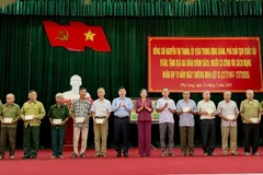 Phó Chủ tịch Quốc hội Nguyễn Thị Thanh và Bí thư Tỉnh ủy Ninh Bình Trương Quốc Huy trao quà cho các gia đình chính sách, người có công với cách mạng xã Phú Long, tỉnh Ninh Bình.