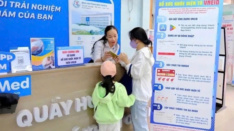 Nhân viên hướng dẫn làm sổ sức khỏe điện tử khám chữa bệnh Bảo hiểm y tế. image0-6696.jpg
