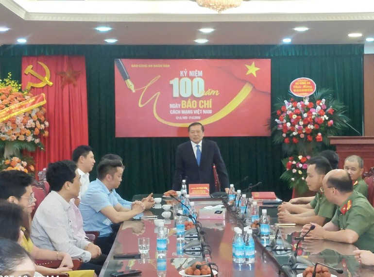 Đồng chí Lại Xuân Môn chúc mừng cán bộ, chiến sĩ, người lao động Báo Công an nhân dân nhân dịp kỷ niệm 100 năm Ngày Báo chí Cách mạng Việt Nam. m2.jpg