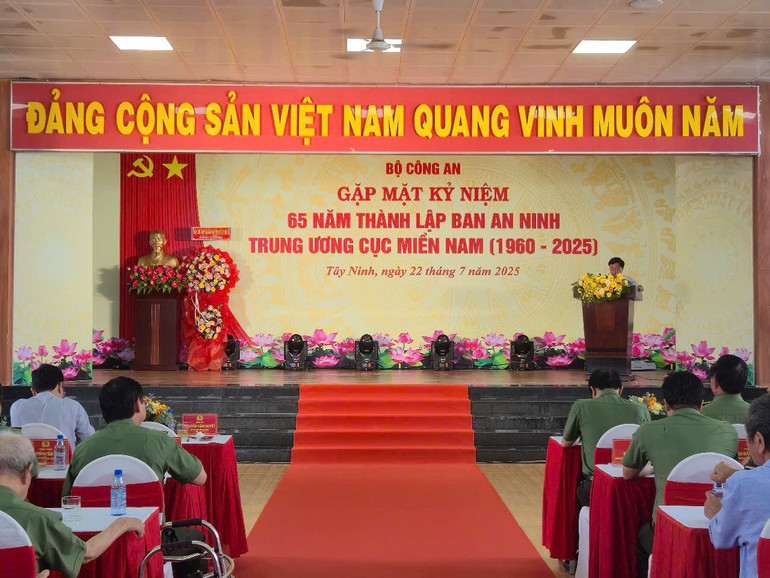 Quang cảnh chương trình gặp mặt. z6829518401826-0cb67253038f0f18a94d055c24798d2e.jpg