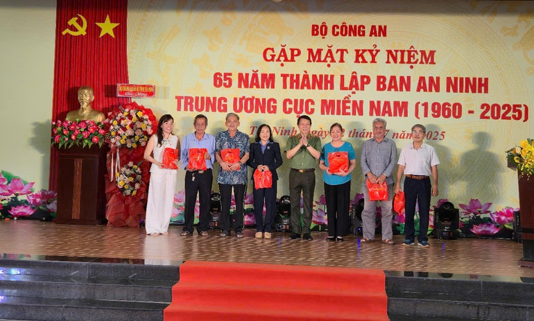 Đại tướng Lương Tam Quang, Ủy viên Bộ Chính trị, Bộ trưởng Công an trao quà cho nguyên cán bộ Ban an ninh Trung ương Cục miền nam. z6829519061296-86816c938a5fe9156ba6ad0fded1526e.jpg