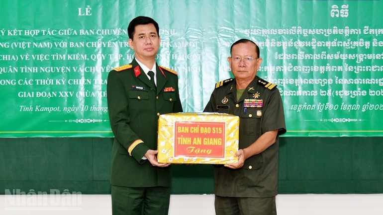 Lãnh đạo Bộ Chỉ huy Quân sự tỉnh An Giang trao tặng quà cho Tiểu khu Quân sự tỉnh Kam Pốt. (Ảnh: PHƯƠNG VŨ) image-5.jpg