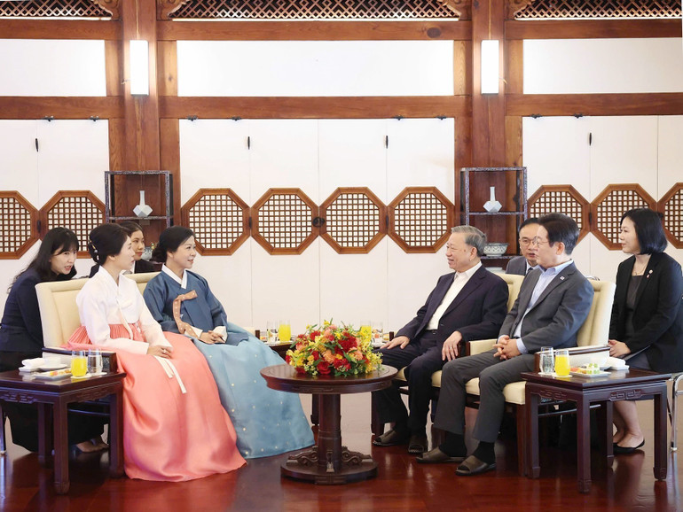 Tổng Bí thư Tô Lâm và Phu nhân cùng Tổng thống Hàn Quốc Lee Jae Myung và Phu nhân dự tiệc trà. (Ảnh: THỐNG NHẤT/TTXVN) vna-potal-tong-bi-thu-to-lam-va-phu-nhan-xem-bieu-dien-nghe-thuat-truyen-thong-han-quoc-8204708.jpg