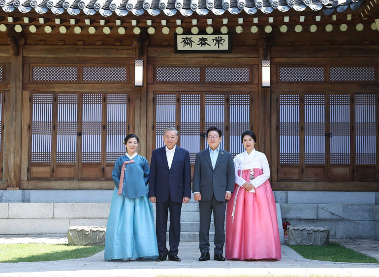 Tổng thống Hàn Quốc Lee Jae Myung và Phu nhân Kim Hye Kyung cùng Tổng Bí thư Tô Lâm và Phu nhân Ngô Phương Ly chụp ảnh chung. (Ảnh: THỐNG NHẤT/TTXVN) vna-potal-tong-bi-thu-to-lam-va-phu-nhan-xem-bieu-dien-nghe-thuat-truyen-thong-han-quoc-8204704.jpg