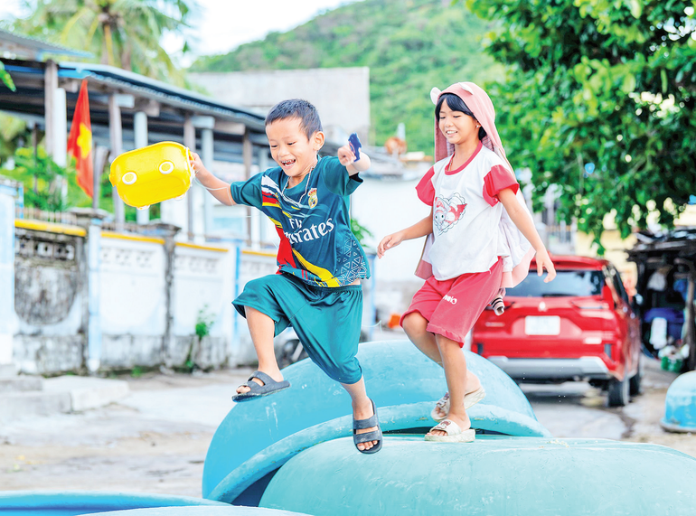 Cuộc sống bình yên nơi làng biển Ninh Vân, phường Đông Ninh Hòa, tỉnh Khánh Hòa. (Ảnh: MỸ HÀ) du-lich-2.png