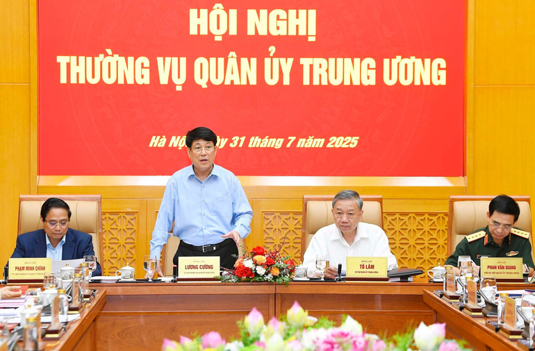 Chủ tịch nước Lương Cường phát biểu. (Ảnh: TTXVN) vna-potal-tong-bi-thu-to-lam-chu-tri-hoi-nghi-thuong-vu-quan-uy-trung-uong-8183524.jpg
