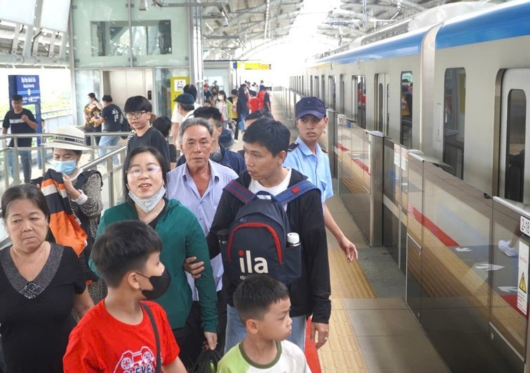 Hành khách đi tuyến Metro số 1 Bến Thành-Suối Tiên. (Ảnh: QUÝ HIỀN) image-1.jpg