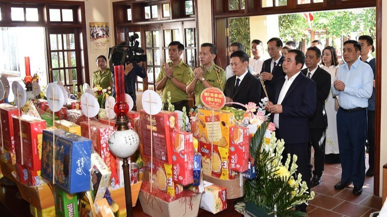 Lễ dâng hương tưởng nhớ Chủ tịch Hồ Chí Minh nhân 56 năm ngày mất của Người và chào mừng tổ chức thành công Đại lễ kỷ niệm 80 năm Cách mạng Tháng Tám Quốc khánh mùng 2/9/2025 đã được tổ chức trang trọng tại Đền thờ Bác Hồ trên đỉnh núi Vua, Vườn Quốc gia Ba Vì. (Ảnh: VGP/TRẦN MẠNH) pqt7304-17576675163051972530606-4796.jpg